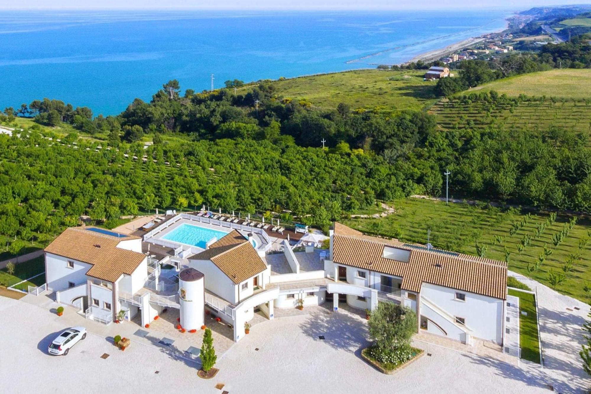 Holiday Resort Contea Dei Ciliegi Pedaso Exterior foto