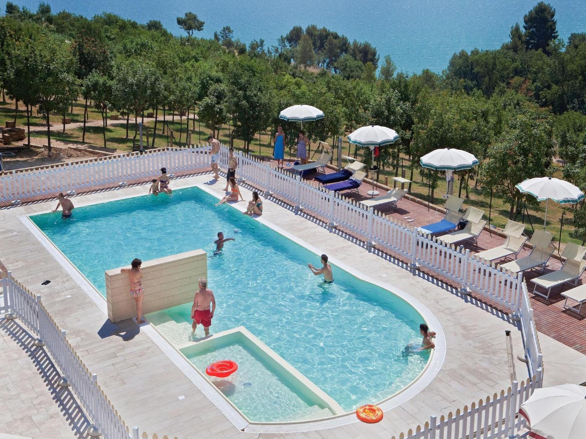 Holiday Resort Contea Dei Ciliegi Pedaso Exterior foto